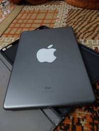 آيباد ٩ ٦٤ • شاحن اصلي • شاشة اصلية