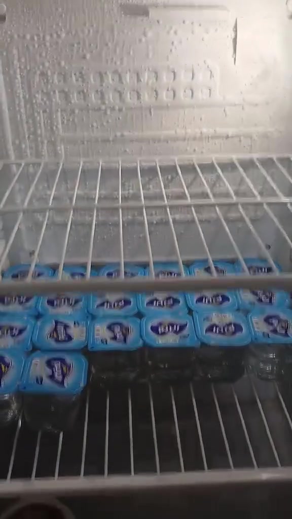 للبيع ثلاجة جديده حجم وسط سعرها ٢٧٥ بيها مجال مكانها بغداد الجديده للتواصل *********** واتساب
