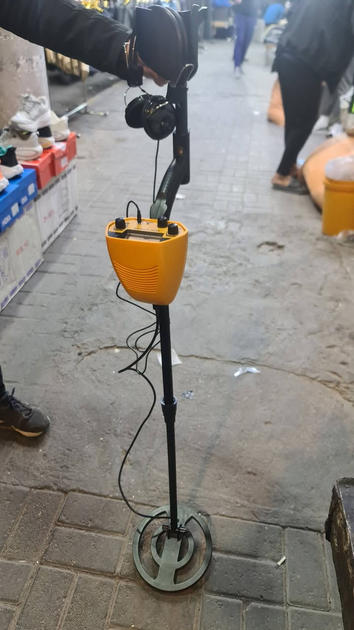 كاشف معادن بالكارتون الحجم الكبير ابو السماعات مذكور بالفديو والصور من ناحية قياسة. يشتغل على الباتري المربع الصغير ياخذ باتريين.يكشف عمق متر ونص السعر 60 الف مع التوصيل ادخل على الكوكل وشوف سعرة بيش خاص او على الرقم ***********
