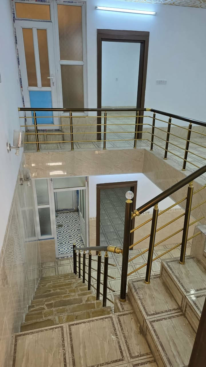 خانوو بۆ فرۆشتن
📍 هەولێر – هەفلان
📐 رووبەر: 100 مەتر
📄 تاپۆ: تاپۆی تەواو (دائمی) بە ناوی خۆم
🏠 دروستکراوی پێش 10 ساڵ
✨ هیچ کەسێک تێدا نیشتەجێ نەبووە (خانووەکە زۆر پاک و وەک نوێیە)
🧱 بەنیاد و بیناسازی باش
🛣️ شوێنی ئارام و باش بۆ نیشتەجێبوون

📞 ژمارەی پەیوەندی: (***********) 

بيت 🏠 للبيع 
اربيل منطقة هفلان 
100 متر طابو صرف دائمي
البيت بناء قبل عشر سنوات صفر غير مسكون 
يتكون من : 
الطابق الأول 
حوش + مرافق
مطبخ 
هول 
غرفة نوم 
منور 
حمام + مرافق 
سنك
الطابق الثاني 
غرفة استقبال + مغسلة 
غرفة نوم + حمام + مرافق نظام سويد 
البيت جاهز من كل النواحي
تانكي مي عدد ٣ حديد 
 دكتات مبردة مركزية 
تانكي نفط 
السطح ايزوكام بالكامل ارض وجدران 
الشبابيك كلها حديد مسلح 
لمعرفة باقي التفاصيل والسعر الاتصال على الرقم التالي: 
***********
