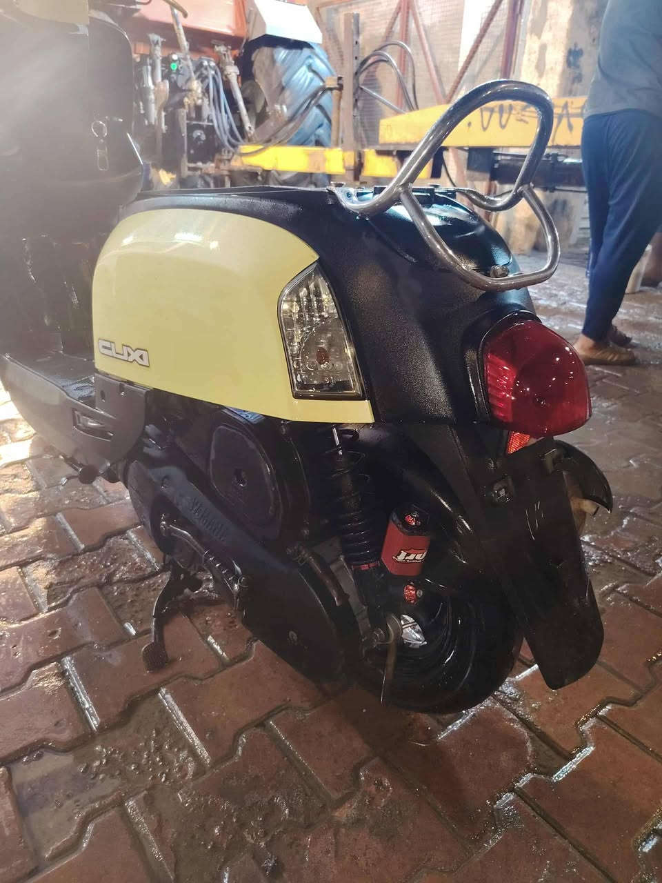 السلام عليكم دراجه بوليس للبيع
مكينه جديده مامفتوحه دبلات أمامي خلفي ستوني شادهن + تايرات وياله جدد + كلجات + باتري + كهربائيات + اشاير + بريك أمامي خلفي + عينه شغاله دراجه جديده رمبه ماصارلها هواي من طالعه (اوراق)  دراجه عل بلاد مداريها /مكاني ميسان العمارة حي الشهداء/ ***********/ واتساب / السعر خاص 💛
