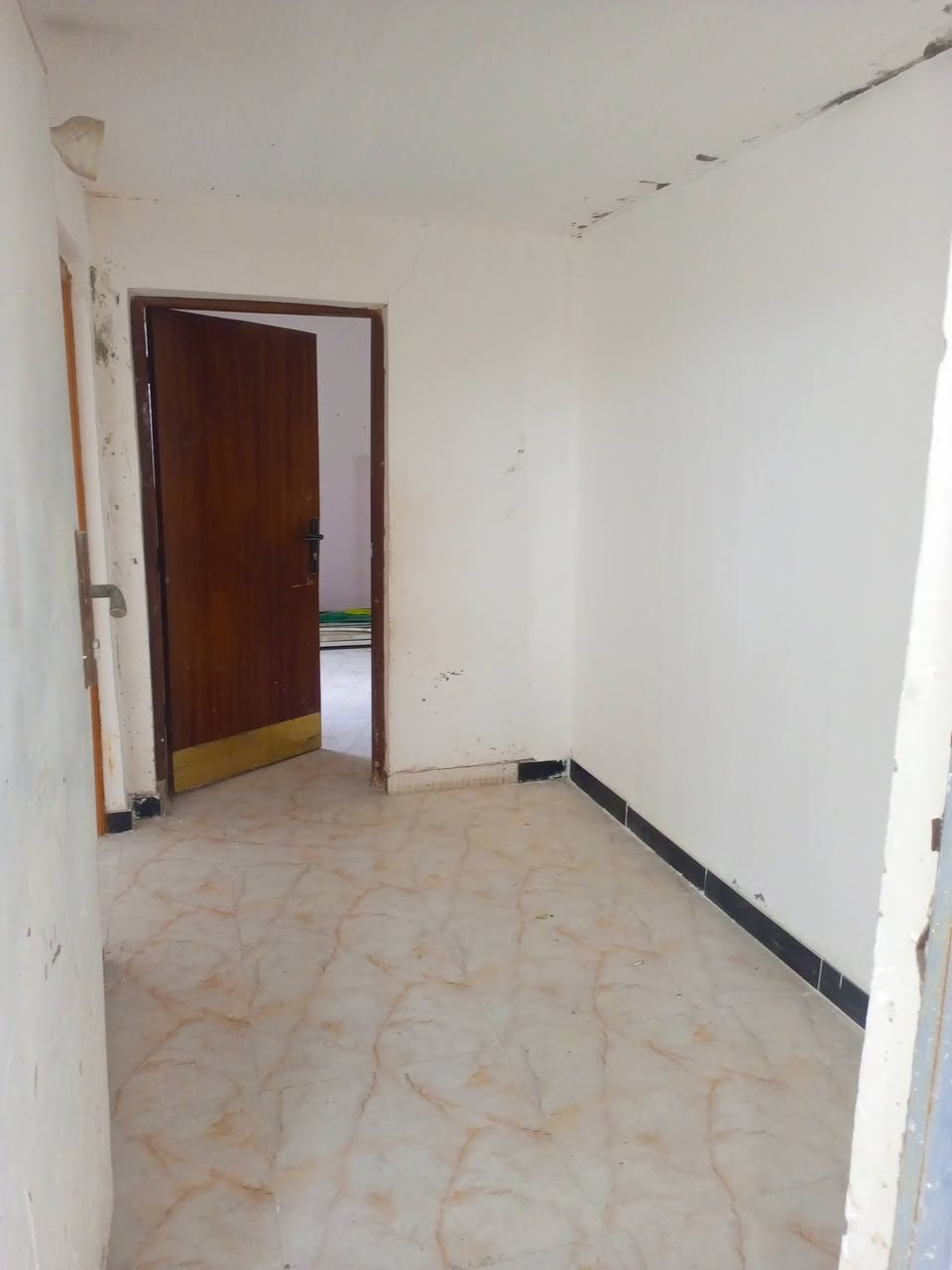 شقة للايجار في العروبة قرب صيدلية الورود
تحتوي على غرفتين وصاله ومطبخ وصحيات 
للاستفسار الاتصال على الرقم الموجود 
***********
