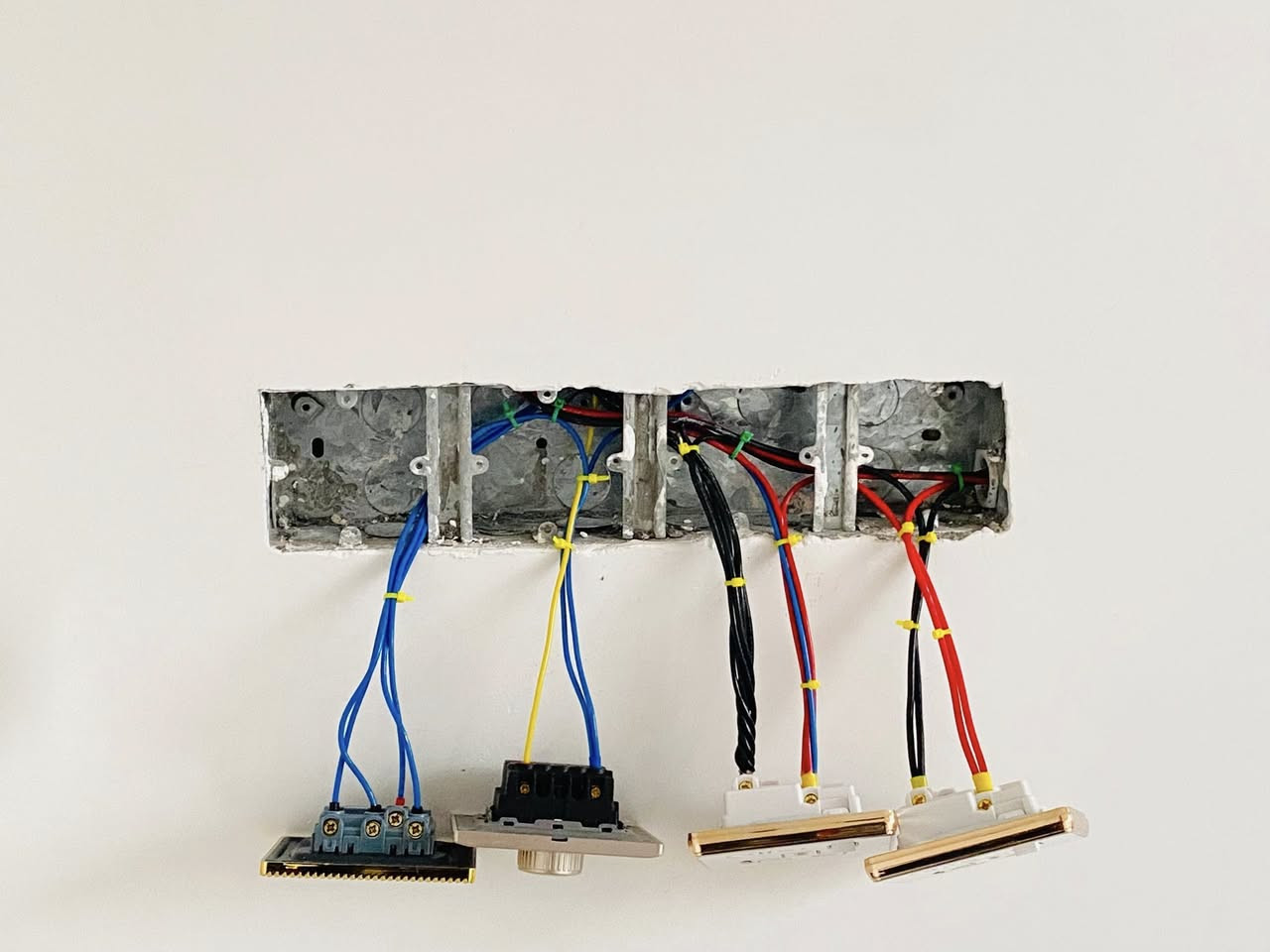 مهندس وكهربائي 👷‍♂️
للتأسيسات الكهربائية السيمنز والبوري بأحدث أنواع التأسيس بأمانة  وانضباط بالعمل 
أسعار تنافسية ومناسبة حسب إمكانية صاحب المنزل 
للأستفسار مراسلة خاص او الاتصال : ***********
