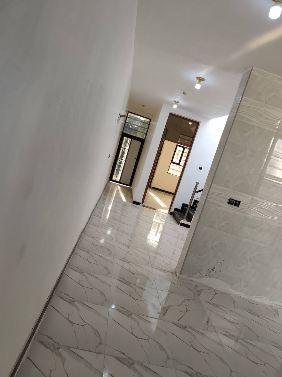 مشتمل 100م حي الحكيم شارع الوائليه يبعد عن الصب 20متر مرقم من البلديه يتكون من غرفه وصاله ومطبخ وستقبال شارعه 10م ***********
