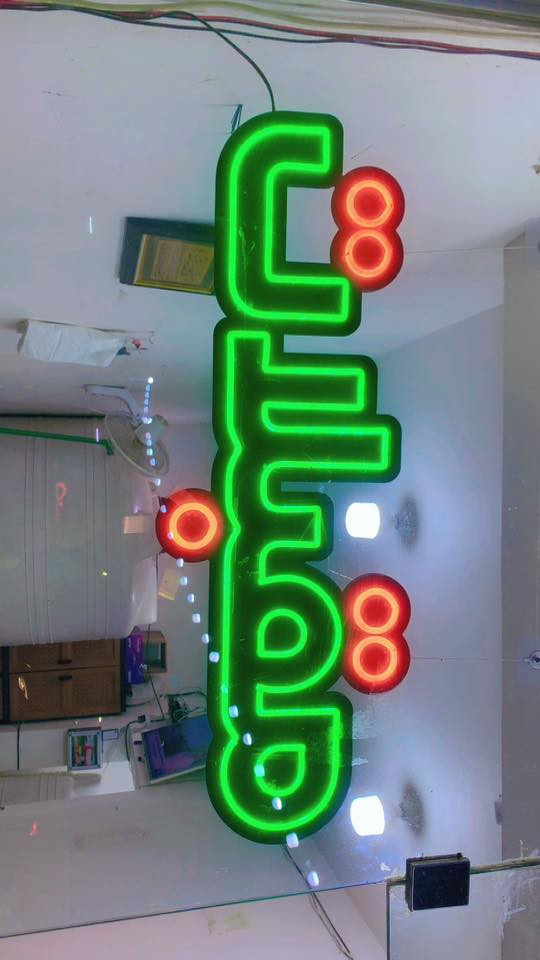 السلام عليكم للبيع عارضه مقبلات مع  حمايه خانتين مع قطعه ضوئيه كل بسعر 650 الف موقع حي الجهاد 
للاستفسار ***********
