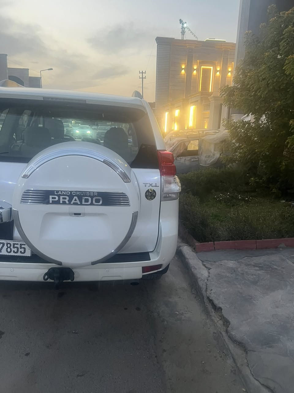 السلام عليكم 
برادو 2013 خليجي بصمه وفتحه وداخل جلد سياره نضيفه بدون صبغ فقط بارد بكد رصعه بالباب الجوه سعر السياره 287$ وبيها شي بسيط
***********
