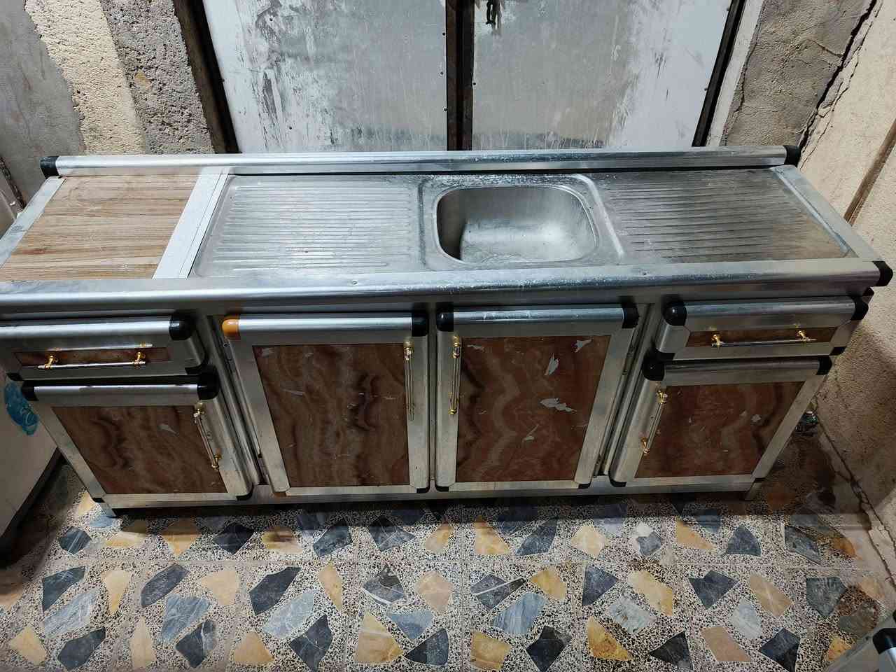 كاونتر للبيع هو وملحقه نضيف السعر 150)  ***********
