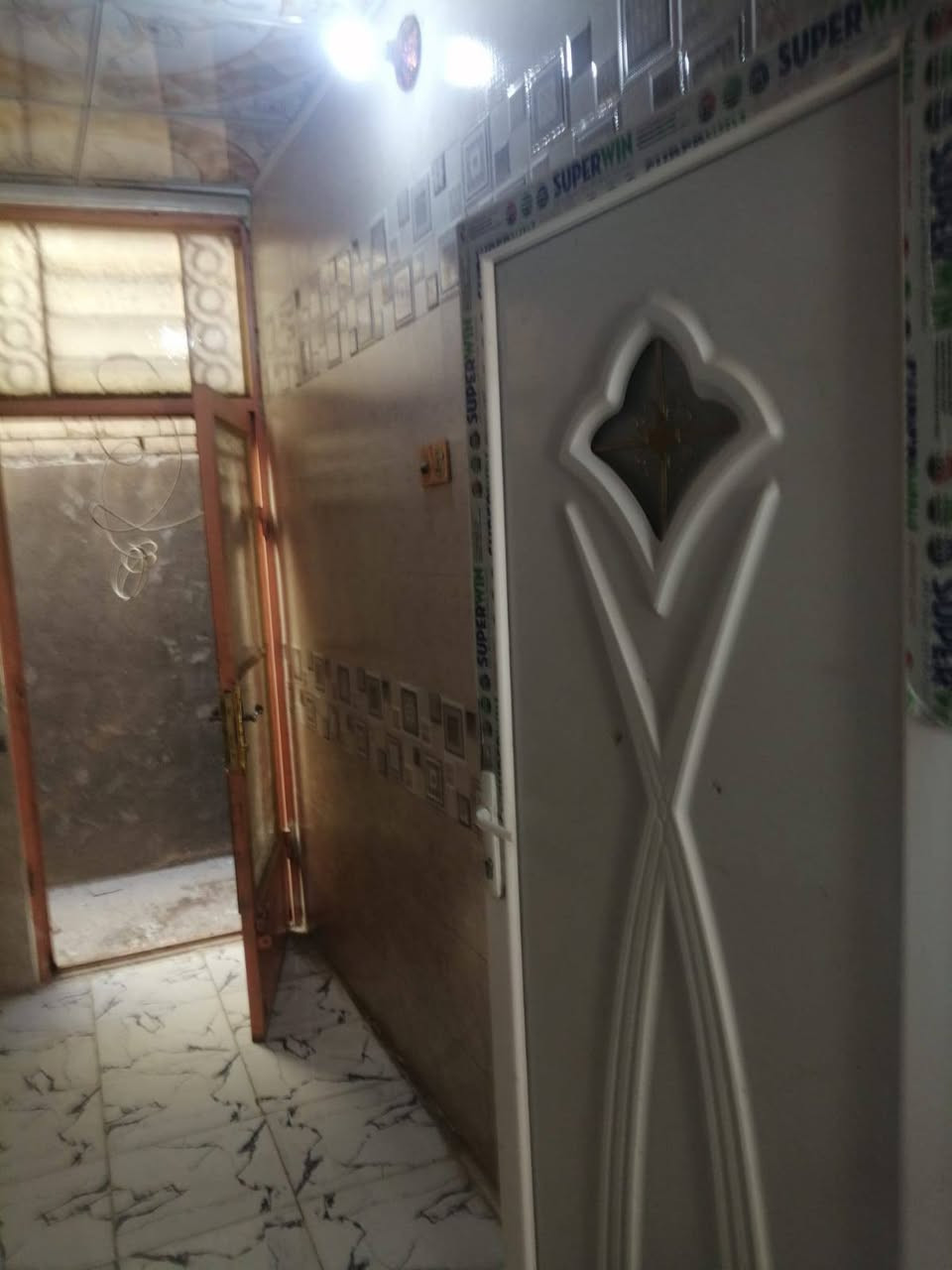 السلام عليكم 
بيت 50 متر طابق واحد بحي ميثم التمار قريب سايدين أسواق برتقالة أو سايدين الجاير اليودي إلى مستشفى العباس الأهلي مكاتبه مع صاحب الأرض مباشره إقرار محكمه 
بناء بلوك كهربائي العتبه صب كونكريت مسلح 
البيت كله سيراميك أرضيه وجداري 
البيت عالي عن الشارع 
سعره 61 وبيه مجال للاستفسار *********** 
مع كيزر وماطور ماي وتانكي 
أنه صاحب البيت المباشر مو دلال
