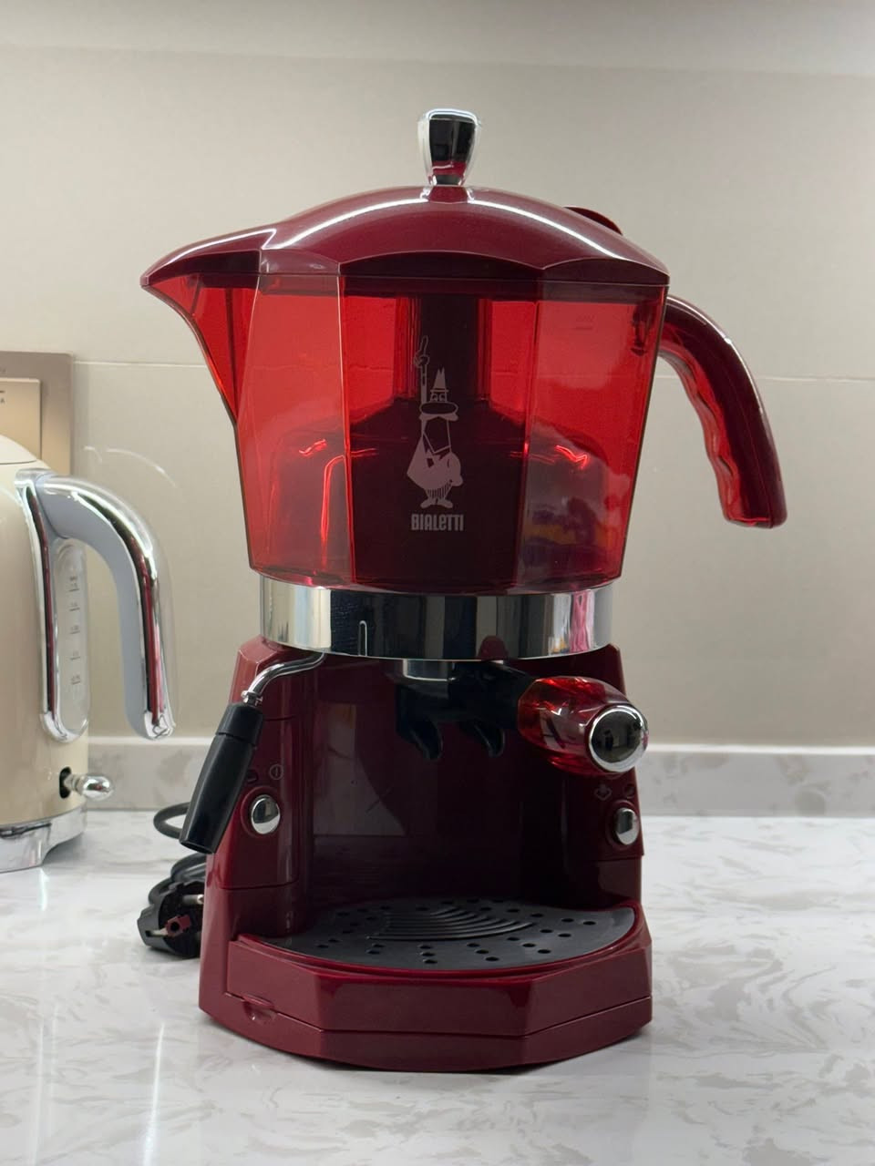 سلام عليكم
Bialetti Mokona
استخدام جداً قليل 15 بار 1,5 ماء
١٢٥ الف
بغداد / حي الخضراء 
***********
