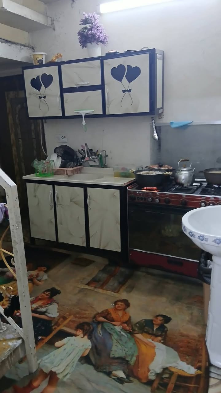 بيت 🏠 للبيع 
 العنوان: بغداد - الحسينية - الجريخي -  منطقة ال 3000 - شارع عشرين.
📍 المعلم القريب: مقابل مدرسة الإبداع التربوي مباشرة.
​📐 المواصفات:
​المساحة: 100 متر  _طابقين _اربع مراحل _مدخلين_استقبال _صاله _ مطبخ_ غرف عدد3_ صحيات عدد2
​الموقع: موقع استراتيجي على شارع 20
السعر:100 وبي مجال
​📞 للمزيد من التفاصيل أو للاستفسار،  الاتصال  على الرقم:
***********

