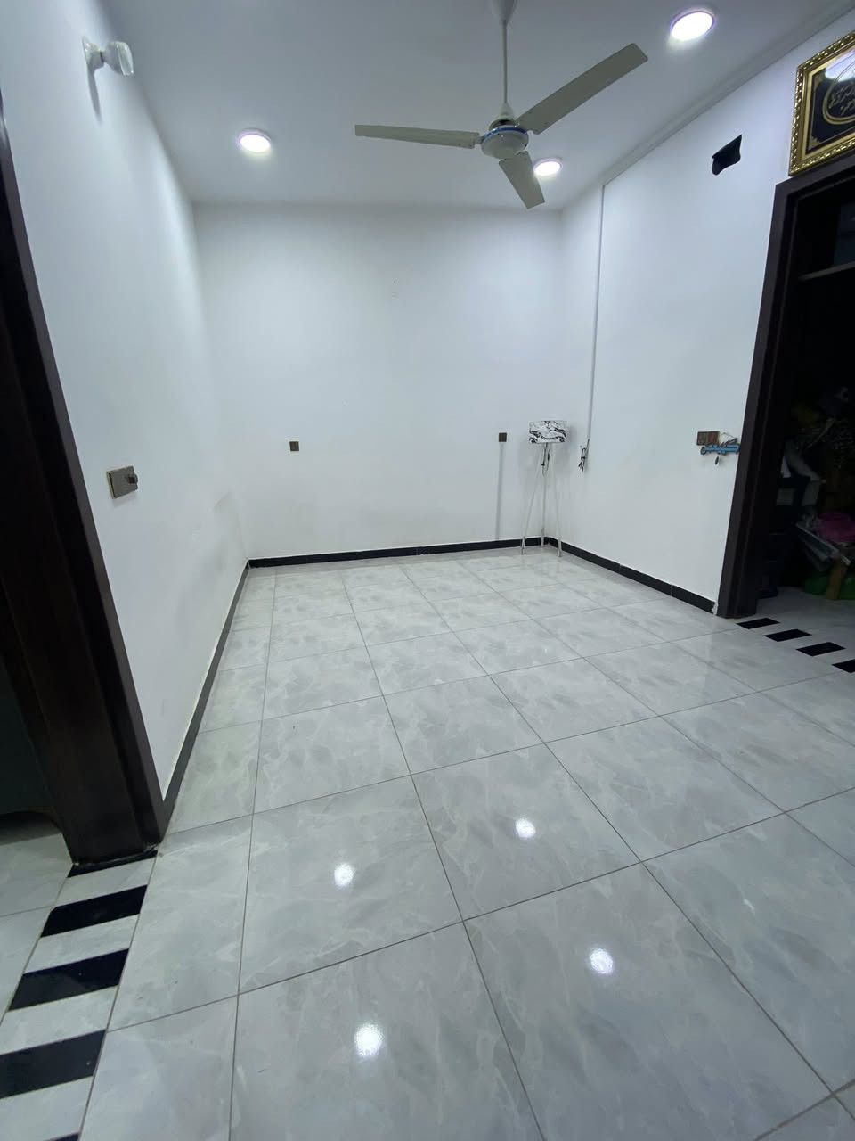 دار للبيع 📍 العنوان : الامين الاول شارع ابو التنانير
📈 المساحة : ١٢٠ م واجهه ١٢  م والنزال ١٠ م 

يتكون من طابق واحد كونكريت مُسلح ✅ سند ٢٥ مداور ب اسم المشتري 

- غرف نوم عدد 2
- صالة واحدة
- استقبال 
- مطبخ 
- دورات مياه 2

⚠️ متوفر خدمات تبليط . اناره  .ماء  .مجاري  .كهرباء 
 ⚠️ السعر : ٧٠ مع المجال 

☎️ للأستفسار اكثر اتصل على ***********
متواجد واتساب
 و ماسنجر
