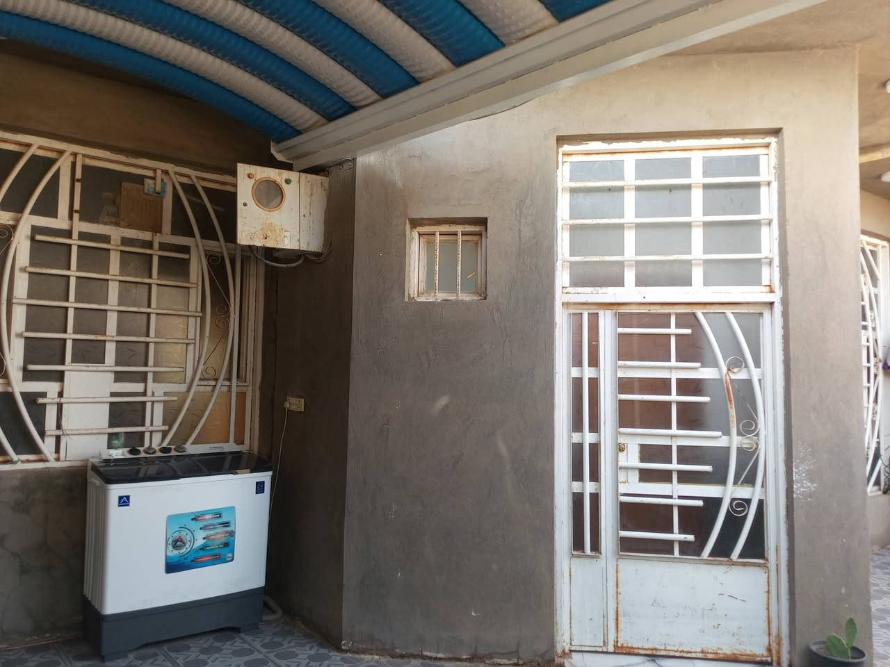 الديوانية حي الشرطه بدايت المنطقه المساحة 200
واجهه 10 نزال 20
كونكريت مسلح
بناء2019
غرفتين صاله استقبال مطبخ حار وبارد مدخل صحيات داخلية
مناور 2وخارجية عرض شارع 10 
نقد 150 مبادره 155
*********** الدار بسمي
