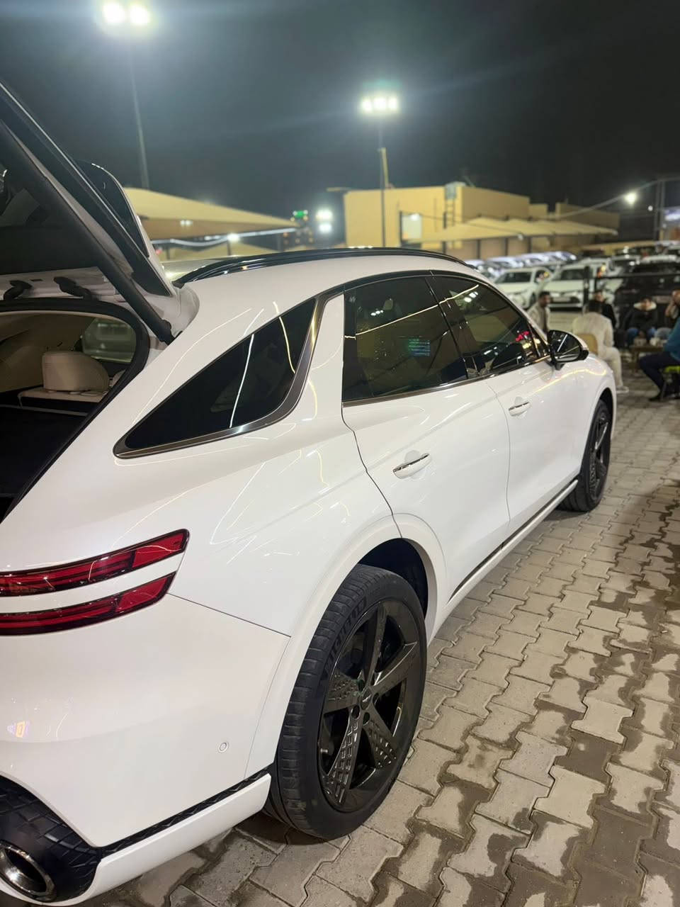 مواصفات Genesis(prestige)
GV70-2025

🔹 المحرك والأداء

• محرك 6 سلندر Twin Turbo

• قوة ممتازة وتسارع قوي ومحسوس

• ناقل حركة أوتوماتيك متطور

• نظام دفع رباعي AWD

• وضعيات قيادة متعددة (Sport – Comfort – Eco – Custom)

السعر395ورقه وبيه مجال🥰🥰⸻

🔹 الداخلـيــة

• مقاعد جلد فاخر مع تحكم كهربائي كامل

• تبريد وتسخين مقاعد أمامية

• شاشة وسطية كبيرة مع نظام ملاحة

• عجلة قيادة رياضية متعددة الوظائف

• نظام صوتي فاخر

• شاشة عدادات رقمية

• إضاءة محيطية داخلية Ambient Light

⸻

🔹 التكنلوجيا والأمان

• رادار ذكي

• مانع اصطدام أمامي وخلفي

• حساسات أمامية وخلفية

• كاميرات محيطية 360°

• نظام البقاء داخل المسار

• تثبيت سرعة ذكي

• فتح وتشغيل بصمة

⸻

🔹 الخارجيــة

• رنجات رياضية ديزاين فاخر

• فتحة سقف بانوراما

• LED أمامي وخلفي كامل

• بصمة Genesis الأمامية (Grille) بشكل أنيق وأسو

--------

� الملاحظات بدون رقم$

• حادث خفيف: بنيد + جاملغ فقط

---------

للاستفسار اكثر زورنا بموقعنا الكائن في

مدينة معارض كربلاء رقم المعرض (25)***********

ا
