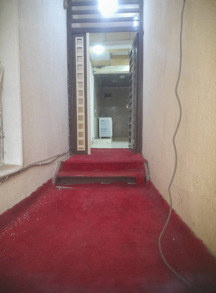 شقه للايجار طابق ثاني مساحة ٢٥٠م واجهه ١٠ تصلح ان تكون شركه أو مجمع ٤غرف نوم وهول ومطبخ وصحيات سايدين البحرين قرب قاعة فخامه للاعراس السعر والتفاصيل على الأرقام ***********
***********
ابو سيف 
ابو حسن واتساب 
***********
***********
أو مراجعة المكتب سايدين البحرين قبل شارع ٢٠وجباية كار
