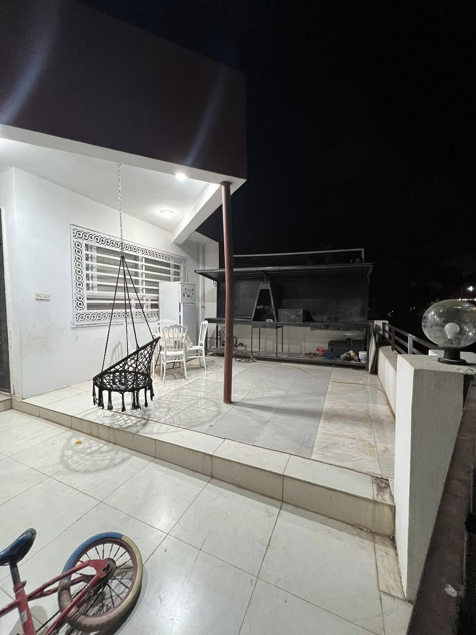 سلام عليكم بيت للبيع اربيل شقلاوة مجمع ائفاس ستي كامل مؤثث مساحه 160 متر غرفتين نوم صاله و حولي  ومطبخ صحيات كراج حديقه يسجل بأسم كل من يحمل الجنسيه العراقيه خدمات كهرباء ماء موجود السعر (4) دفاتر و (35) ورقه وبي مجال 
 للإستفسار على الرقم ***********
متواجد واتساب ملاحظه البيت بأسمي
