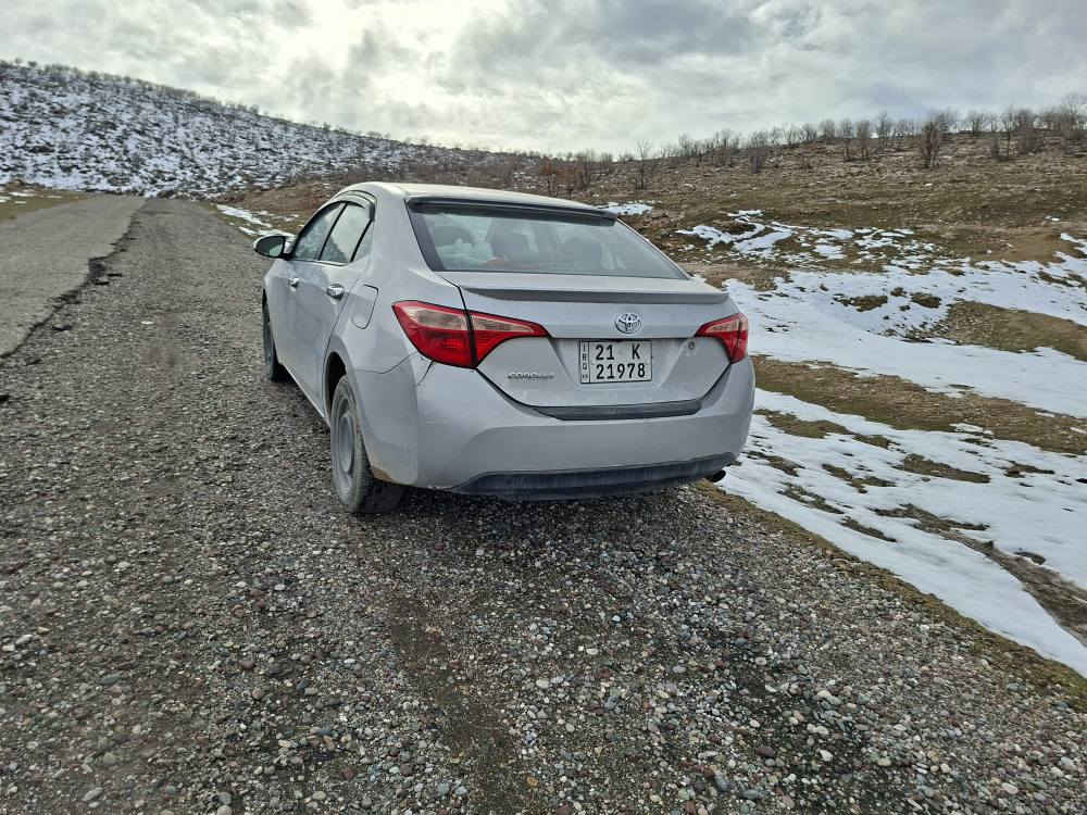 سلام عليكم 
تويوتا كورلا للبيع موديل ٢٠١٧ ماشية ٦١ الف ميل 
رقم وسنوية وهزة كلها جديد
سنوية بسمي بيها بطاقة بانزين 
كير محرك تبريد كلها شرط
بيها تبديل بابين بلاد نفس اللون وتبديل وصبغ جاملغ  خلف السكن بدون دواخل ايرباكات كلها سليمة 
سعر ١٣٣ 
*********** كركوك, العراق
