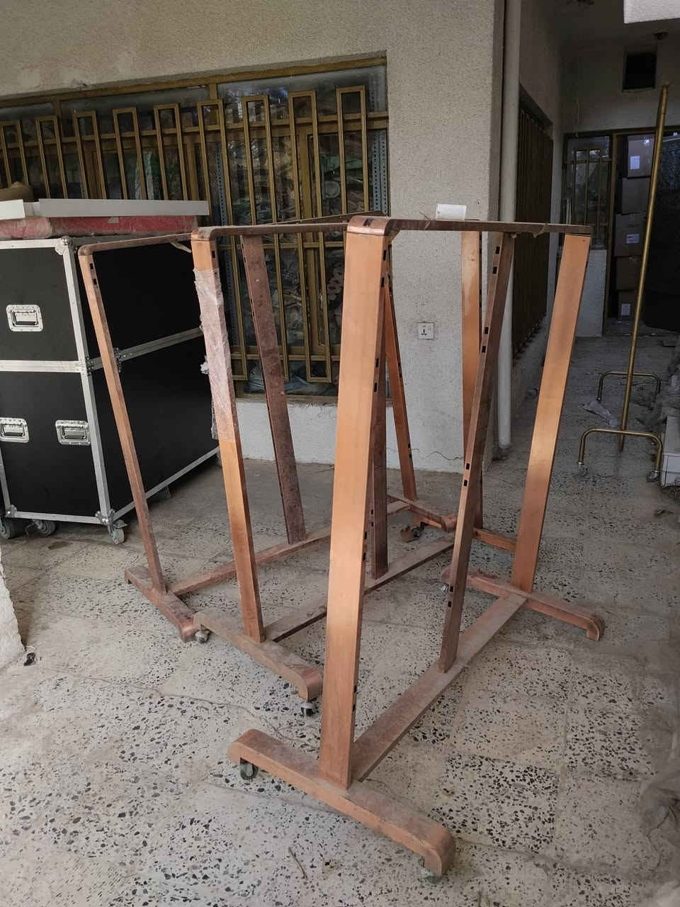 ستاندات للبيع متر ونص تقريبآ الطول بيهن جروخ وهويات كلش يتحملن وزن ثقيل والصوره الثاثه ستاند  طوله فوك المترتين تفضل خلي سعرك او اتصل على هذا الرقم منا لباجر بليل ينباعن ... ***********
