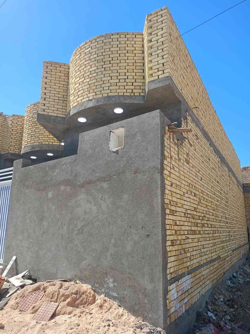 دار زراعي للبيع مساحة 130متر 
غرفتين وديوانية وصالة ومطبخ 
وصحيات ومنور بيت جاهز وفارغ 
حالين تسكن بيومك ناحية سديناوية 
حي الرحمان قرب سيد سلمان السعر 
70وبي مجال للاتصال ***********
