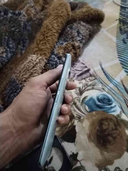 هونر x9c 5G  ذاكرة 256 عشوائية 12 نظيف صار شهر ماخذة *********** سعر 275 وبي مجال
