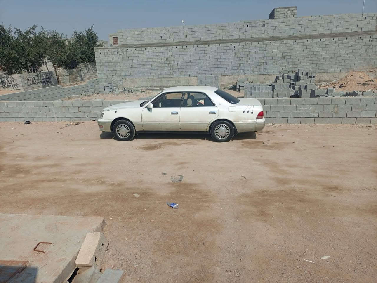 سلام وعليكم سياره للبيع مكينه ثنين ونص فيشه وحده  وكير جدد تخم تاير حداده بل كارتون عرابه جديده السياره 12 قرص اكرستال أصل 
دواخل عسلي سياره مال جناي كهرباياتهه كله شغاله 
لعلم ابيع ومراوس عسب القناعه 
العنوان بصره الزبير  رقم ***********
