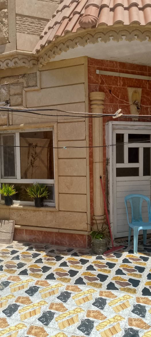 دار للبيع المساحه 150 متر الوجهيه 5 والنزال 30 القادسية شارع دفاع المدني 
السعر 75 مليون وبي مجال 
***********
***********
