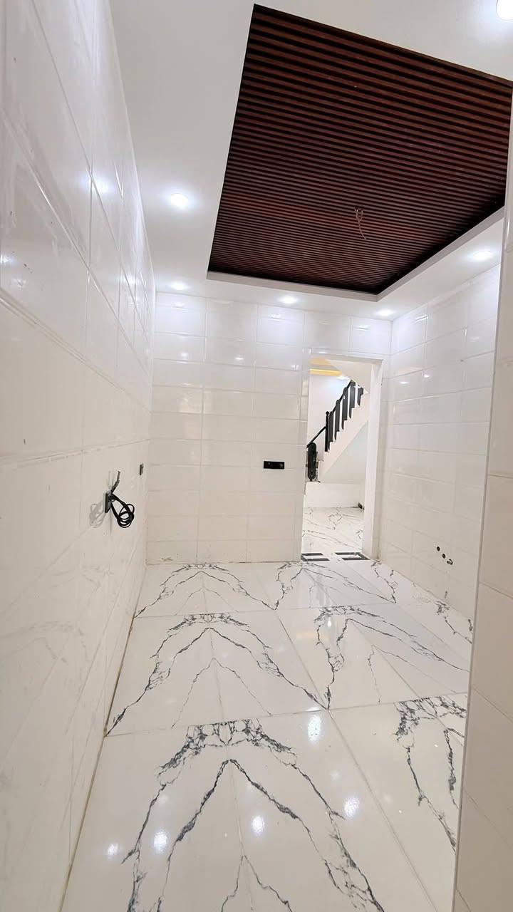 ‏بيت زراعي مساحة 100 م نزلة مجمع الروان على التبليط مقابل كراج بغداد القديم بنيان حديث  درجة أولى جاهز للسكن
يحتوي على غرفه وصاله ومطبخ واستقبال ومجمع صحيات داخليه والخارجية ومناور 
الاستفسار خاص أو اتصال على الرقم ***********, ***********
