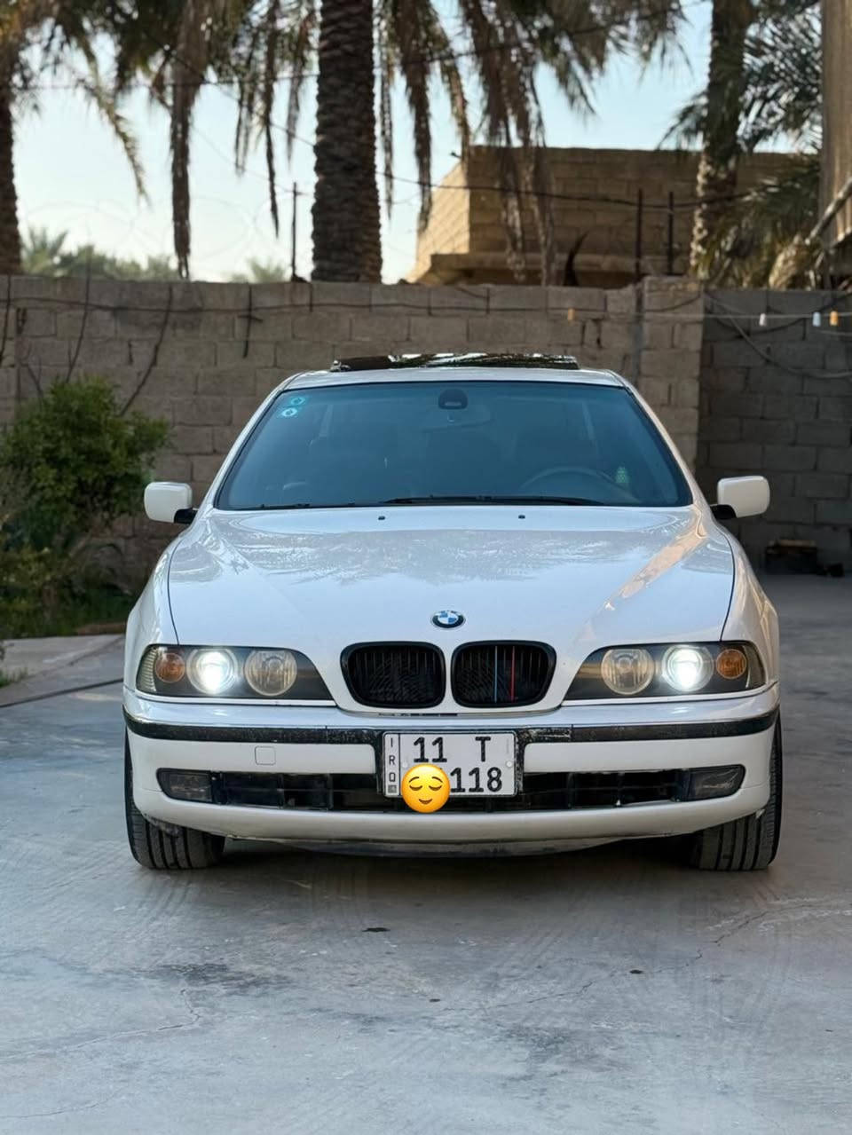 السلام عليكم...
للبيع BMW 
موديل 1998
لون ابيض 
رقم بغداد جديد هزه جديده 
فتحه سقف طكتين شاشه وكامره خلفيه 
خزن ميموري كراسي كهرباء 
عدسات اللايت الامامي زنون + متحركه 
السياره مال جناي مكفوله من الضربه  وجديده جداً 
مكينه حاويه جديده 
شرط التحويل بأسم المشتري 

السعر ب96 وبيهة مجال 

***********
