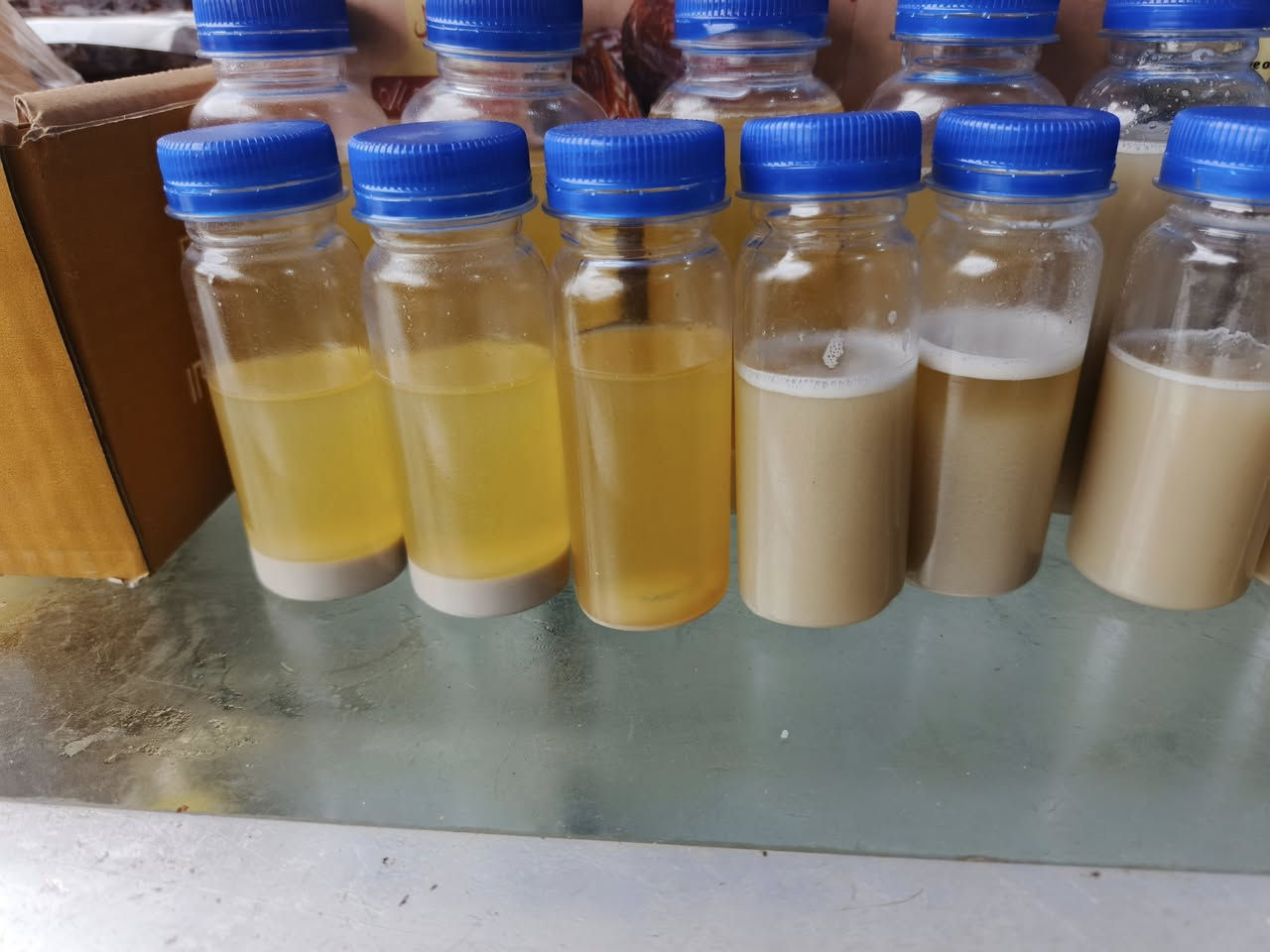 محل راشي يوسف
حسنكوي /قرب مرطبات بيروت

يوجدلدينا زيت السمسم . زيت زيتون 

  فوائد زيت السمسم 

1.للشعر: يرطب الشعر ويقويه، ويقلل من تساقطه.

2.للبشرة: يرطب البشرة ويقلل من التجاعيد، ويعالج حب الشباب.

3.لصحة القلب: يحتوي على دهون غير مشبعة تساعد في خفض الكولسترول الضار.

4.مضاد للأكسدة: يحتوي على مضادات أكسدة تحمي الجسم من الأمراض.

 5.لتخفيف الألم: يستخدم كمرهم لتخفيف آلام العضلات والمفاصل.

***********

***********
