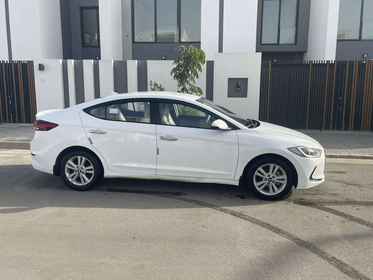 السلام عليكم
النترا  خليجي موديل (2017)

مكينه 2000 دوش 

كير ATm

قطعتين تبريد 

شاشه وكامره خلفيه 

اشاير بلمري 

تحكمات استيرن 

بيها البنيد مبدل اصلي نفس الون 

وبيها الدعاميه الخلفيه مصبوغه 

للستفسار 

العنوان بغداد مجمع بدور بغداد 

***********
