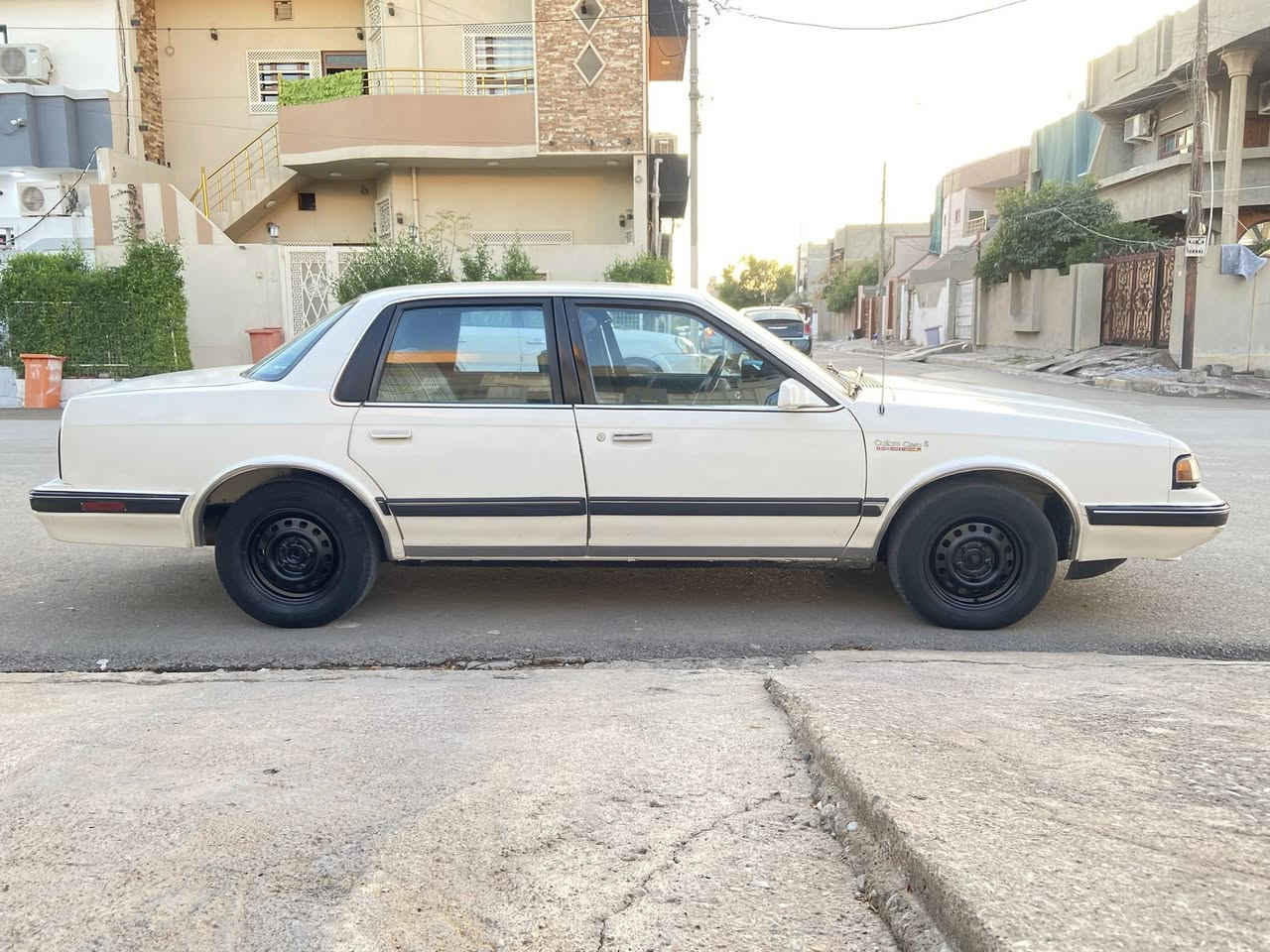 سلام عليكم اولدز ٩٠ رقم بغداد مشروع وطني سنوية جديد لغاية ٢٠٣٠ لوحات جديد و دولي وبأسمي شخصيا مصبوغ عام جمالية بدون ضربه بدون خياس محرك كير شرط تبريد تدفئة شرط كهربائيات كله شغال وبلاد حتى البك لايت بلاد مو تجاري تخم كب موجود بس وحده بي كسر سعره ٥٣ ومجال مكان السيارة كركوك  *********** تحياتي للكروب
