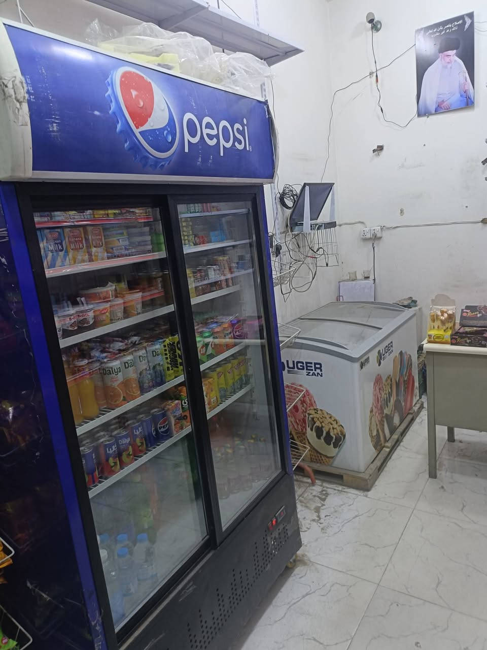 عارضة عمودية تبريد بابتين و عارضة بطحيه تجميد مع رفوف مع ميز استخدام قليل جدا للاستفسار الاتصال على الرقم ***********
