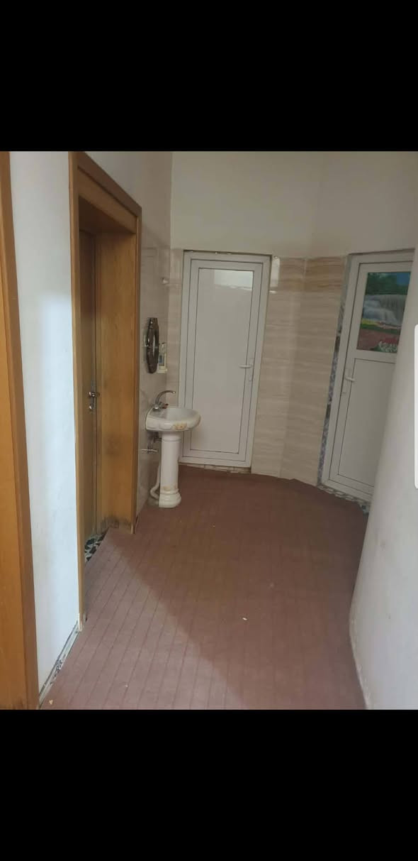 دار للبيع ٢٠٠م حي الفارس على حديقة طابق اول استقبال مطبخ صاله غرفتين صحيات ٢ الطابق الثاني هيكل فقط ***********
