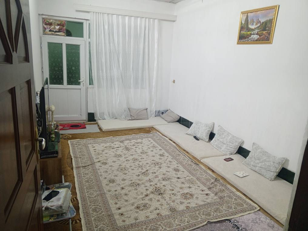 خانوو قاتی سەرەوە بۆ کرێ ژورێکی نوستن لەگەل ژورێکی مێوانان مەمەرەکی بچووک حمام توالێت*********** أربيل, العراق
