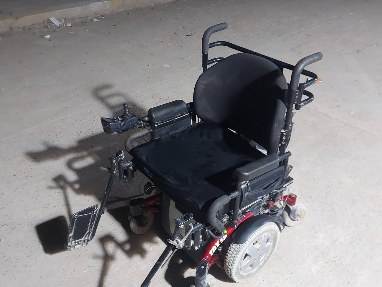 السلام عليكم ورحمة الله وبركاته
كرسي كهربائي لذوي الاحتياجات الخاصه
متانه عاليه جدا نظافه جيدةجدا بطاريات جديده
ملائم مع الشوارع الوعره كرسي واسع ومريح 
والكرسي طبي  لا يعمل تقرحات عند الجلوس الطويل
الشحن يدوم ٥ساعات 
الكرسي تحكم كهربائي ارتفاع ونزول
السعر 500الف
للاستفسار/***********
