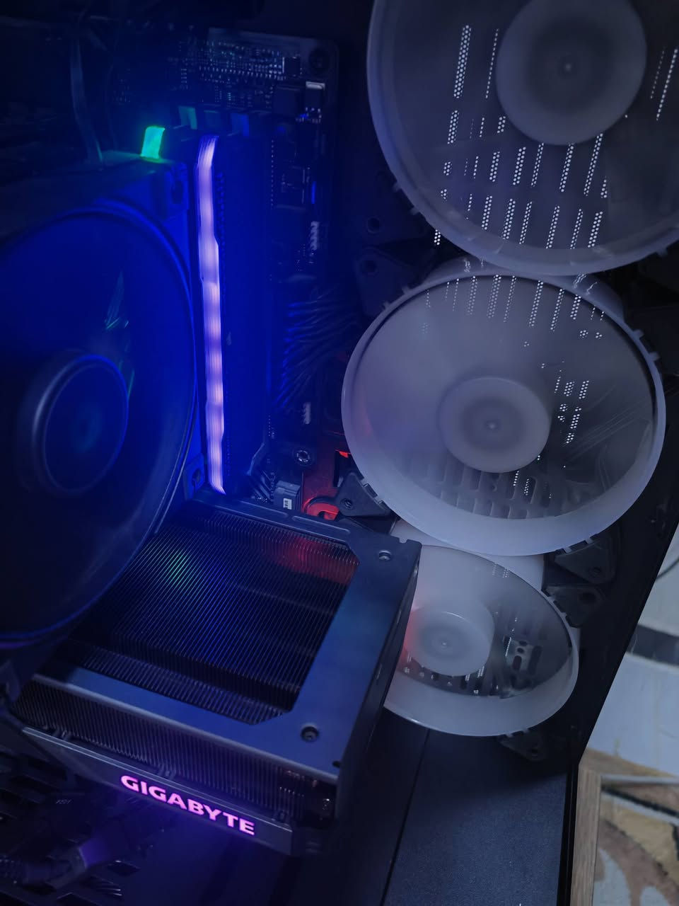 Pc للبيع
المعالج 
AMD Ryzen 7  5800X
مدربورد
 ASUS TUF GAMING B450-PLUS II
كرت الشاشة
GIGABYTE RTX 4070 12G
هارد
SSD M. 2 Lexar 1T
رامات 16 G
بور سبلاي 
Hydro G PRO 1000W
الموبرد 
AK620 ابو شاشة
الكيس
GAMING
مكاني بغداد ماعندي توصيل
السعر 1650 الف قفل
*********** واتساب

