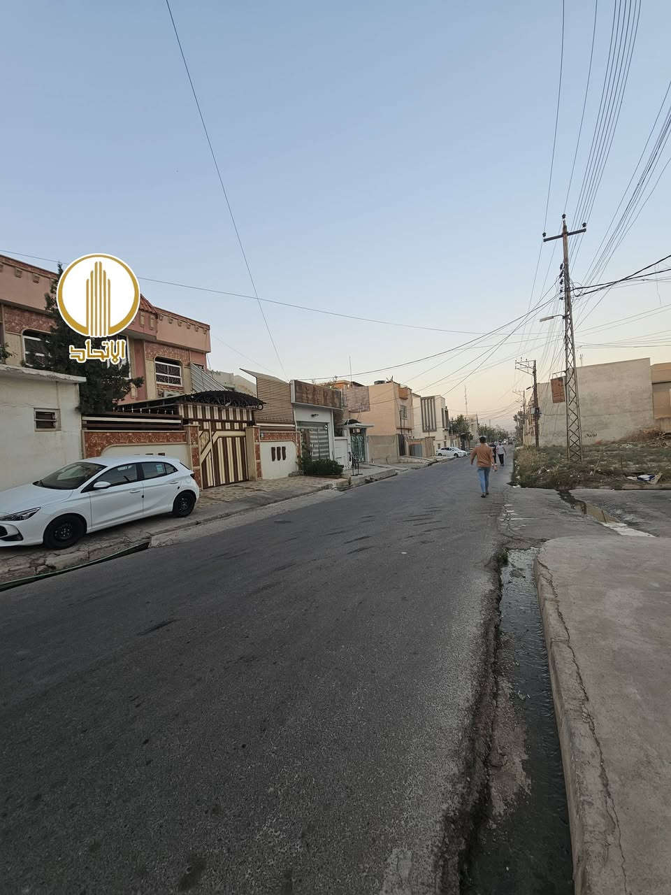 #مكتب_الاتحاد_للعقار 
 🏛⭐️دار للبيع او المعارضة ⭐️حي الصديق  خلف مول الخيرات ⭐️🏛
⬅️️ مساحـة 258متر بحساب الارض 

⬅️️الواجهة 10متر

⬅️ الإتجاه شروق تام 

⬅️شارع تبليط ١٢متر

⬅️طابقين ٦غرف 

⬅️الطابق الأرضي غرفتين نوم هول صحيات مطبخ مناور كراج إستقبال 

⬅️الطابق الثاني ٤غرف نومصحيات هول بيتونة

⬅️ تحويل مباشر او قرار التمليك 

تفاصيل اكثر يرجى مراجعة المكتب
_____________________________ 
         مكتب الاتحـــاد للعقار 
الفرع الاول : شارع المصارف الرئيسي 
الفرع الثاني: الصديق بداية سايدين البحرين 
           *********** 
                      🏛
           ***********
