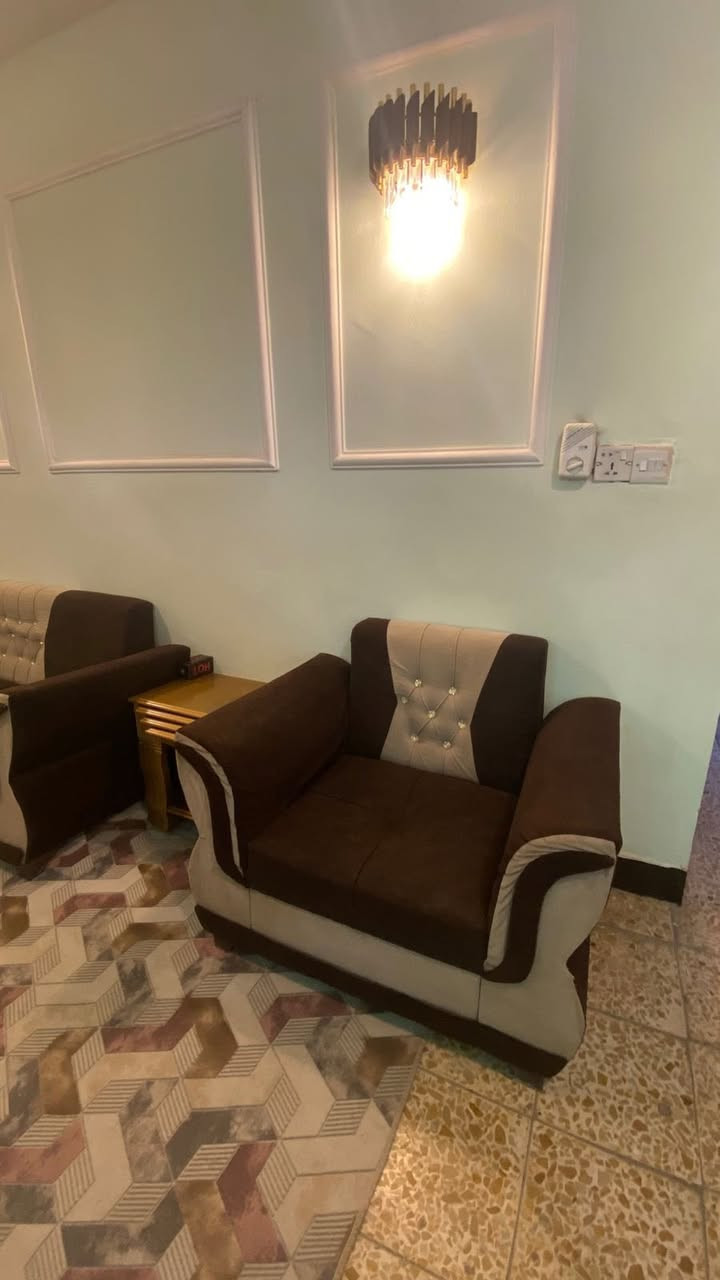 نص تخم مستعمل نظيف للبيع قنفه عدد 3 مقاعد والقنفه الثانيه مقعدين وكرسي للبيع سعر 160 وبي مجال ***********
