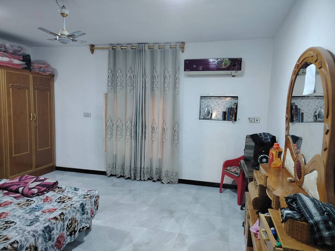 عندي بيت بحي الإمام زراعي سند بسمي مساحته ٢٣٠م قريب ع المستوصف طابقين ٤نوم وكامل ما ناقص اي شي وهذا رقمي *********** بي وات ساب اي إستفسار حاضر اني وهاي صور البيت الواجه ١١م ونص النزال ٢٠م
