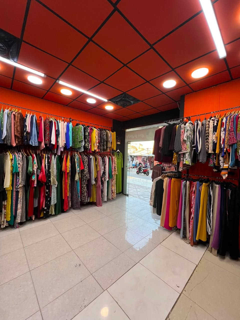سڵاو بەڕێزان ئەم دوکانە بۆ فرۆشتن هەمووی پێکەوە ئەفرۆشم دوکانێکی کاملە  ناو بازاڕ   ***********
