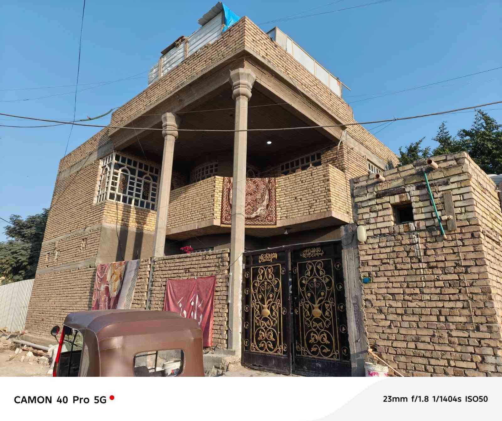 سلام عليكم بيت مساحه 250م واقع حال 300م بيت طابوك كونكريت طابقين يحتوي عله 7غرف وصالتين ومطبخ كبير مكان سوق الشيوخ قريه النصر للاستفسار اتصل عله ***********
