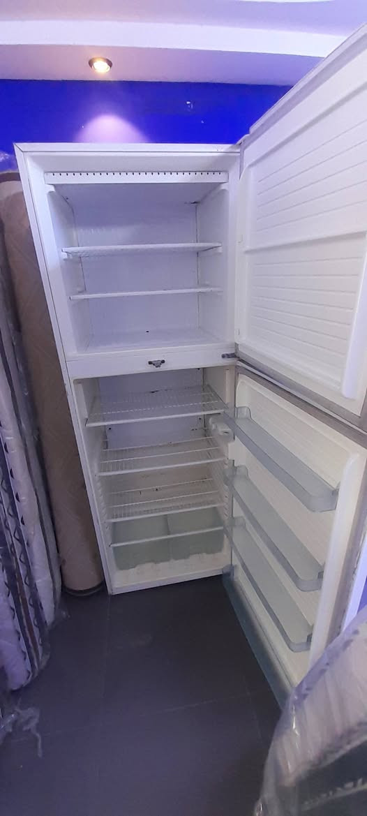 سلام عليكم عندي ثلاجة للبيع حجم ٢٨قدم ستعمال كلش بسيط نضافة ٩٩%١٠٠ على وضع شركة مامصلحة تبريد وتجميد ثلج ***********
