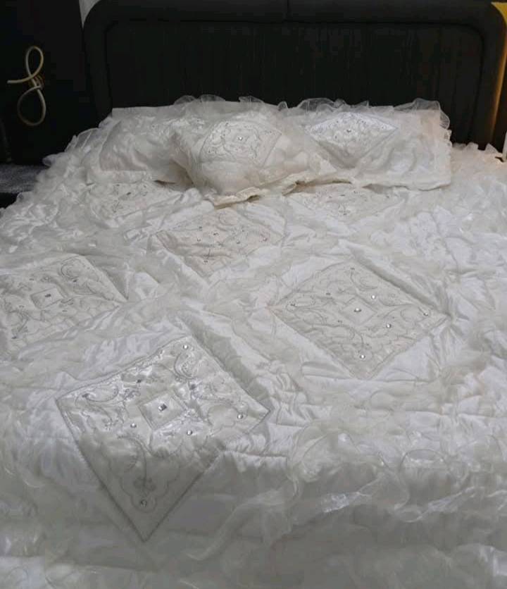 نزله عرس بيضه جديده مفروشه مرتين مشتريتلههsilver cotton تنزل للكاع ويه كوشه ثالثه  القياس king size قطن وستن 