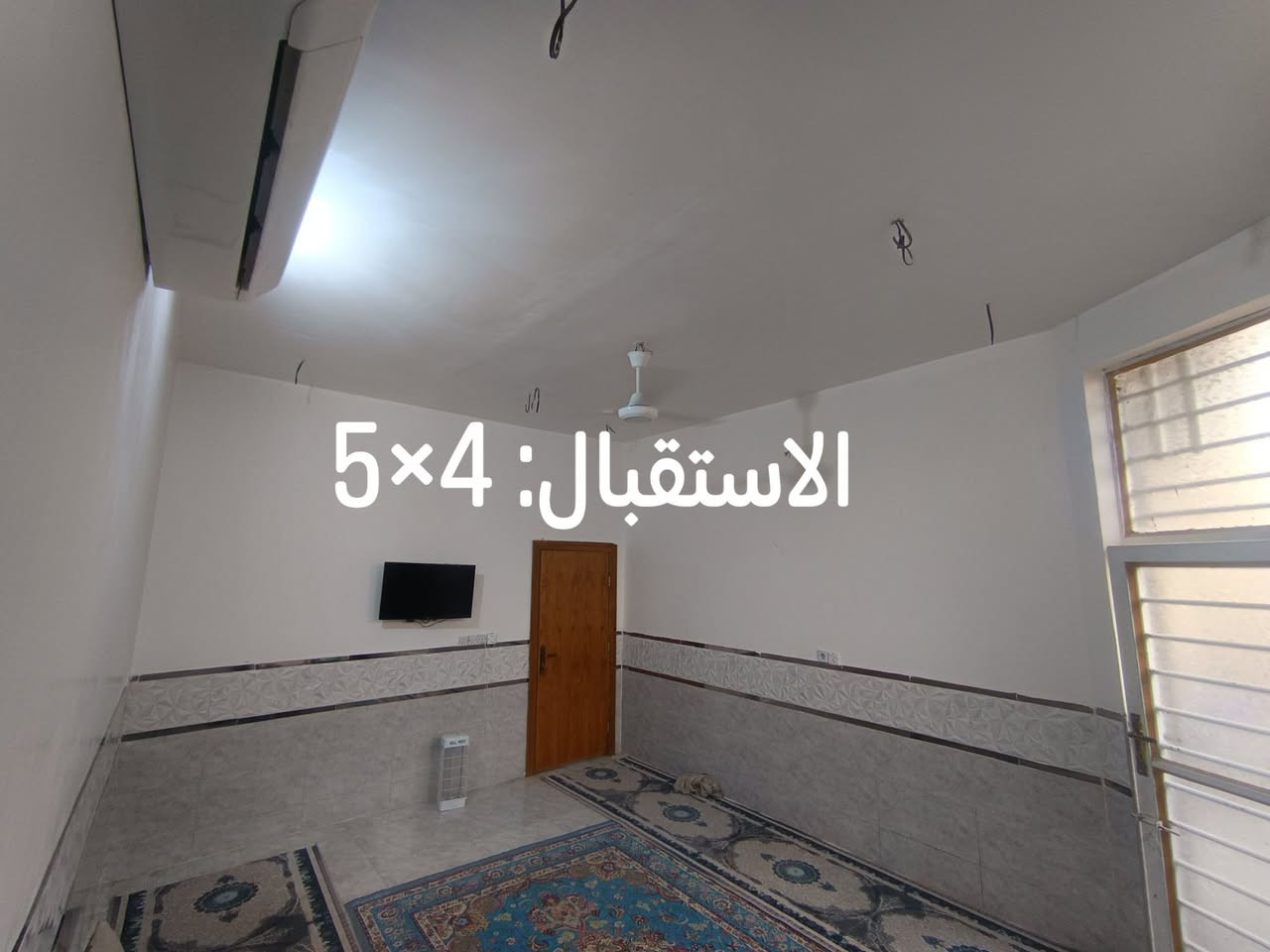 بيت مساحة 100 متر طابق ونص في كربلاء 
يبعد عن الأمام الحسين (ع) 4 كيلو متر 
واجهة 9.5 نزال 14.5
يحتوي على: 
استقبال 5×4
مطبخ 3×4
صالة الطابق الارضي 4×6
صالة الطابق الثاني 4×6
غرفتين نوم: 
غرفة الطابق الارضي 4×5 
غرفة الطابق الثاني 4×5
حمام الطابق الارضي 1.20×1.20 
حمام الطابق الثاني 1.20×1.20
موقع البيت مميز قرب شارع طويريج حلة طريق الزوار 
ومتوفر بالقرب منه كافة الخدمات: 
مركز صحي(مستوصف مدينة الزائرين)
(جامعة كربلاء)
 (مدارس - ابتدائية - متوسطة - اعدادية)
للاستفسار: الاتصال على الرقم ***********
او مراسلة الصحفة. 
ويمكنكم الاتصال او المراسلة واتساب على نفس الرقم .

العنوان: كربلاء شارع طويريج حلة (طريق الزوار) قرب جامعة كربلاء
