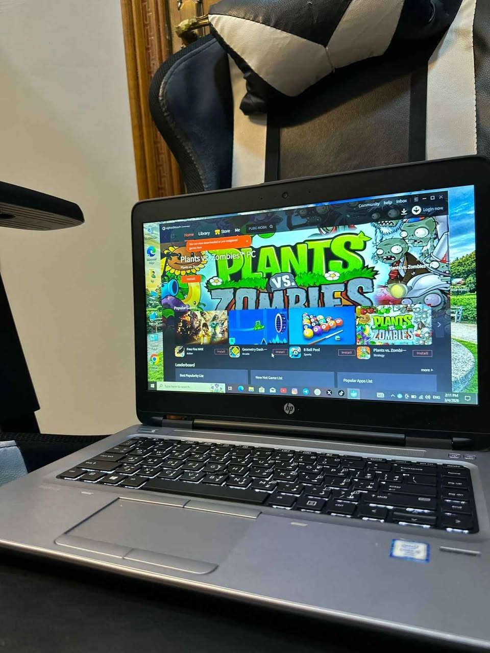 لابتوب HP - أداء قوي وشغل هندسي وألعاب
للبيع جهاز HP بنظافة عالية ومواصفات ممتازة، يجمع بين القوة والسرعة، ومناسب جداً للمصممين والطلاب واللاعبين.

بسعر مناسب (235الف )دينار قفل 

🌟 ليش هذا الجهاز هو الاختيار الصح؟
• 🔋 بطارية قوية: توفر لك شغل من 8 إلى 10 ساعات (حسب الاستخدام)، يعني تخلص يومك بدون ما تشيل هم الشحن.
• ⌨️ كيبورد ضوئي: لوحة مفاتيح مضيئة (Backlit) تساعدك بالشغل بالليل وبإضاءة مريحة جداً.
• 🔌 منافذ حديثة: يحتوي على منفذ Type-C، ومنافذ USB متعددة، وفتحات ربط الشاشات الخارجية (VGA & DisplayPort).
🚀 تشغيل الألعاب والبرامج:
الجهاز مواصفاته قوية وتكدر تشغل عليه:
• الألعاب: يشغل ألعاب مثل PUBG و GTA V وغيرها من الألعاب المشابهة بأداء مستقر.
• البرامج الهندسية: مثالي لبرامج التصميم والرسم الهندسي مثل AutoCAD وبرامج الـ Office والتدريس والعمل المكتبي.
💾 المواصفات الفنية:
• المعالج: Intel Core i5 (الجيل السادس) - أداء سريع ومستقر.
• الذاكرة (RAM): 8GB DDR4 - سرعة ممتازة بمعالجة البيانات.
• التخزين: SSD فائق السرعة - الجهاز يفتح ويشغل البرامج بلحظات.
• الشاشة: 14 بوصة بوضوح ممتاز ومريحة للعين.
✨ ملاحظات:
• الجهاز نظيف جداً وبحالة ممتازة (بدون أي نواقص).
• الملحقات: (شاحن أصلي / حقيبة /). بغداد, العراق


**إذا كنت صاحب هذا الإعلان وتريد حذفه لأي سبب، رجاءا أرسل رسالة إلى الدعم الفني**