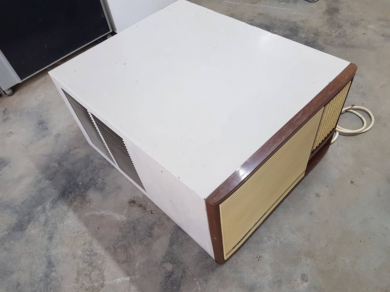 مكيف جنرال طنين الحجم الطويل ٢٤ .
تايلندي الاصلي .كاوسكي يابان .. 
جهاز اخو الجديد بلادي ع وضع الشركة ..
نضافة ١٠٠ بالميه . راديتراته زرك ..
رويتري .اقتصادي بسحب الكهرباء . معروف الرويتري بهيج اجهزه تبريده ثلج 🌬 .
جهاز تحفه الجاني يعرف قيمته ..
السعر ٦٥٠ الف ..
مكاني بغداد .بوب شام ..
للاتصال ☎️ ***********
واتساب 📲 كورك ***********
