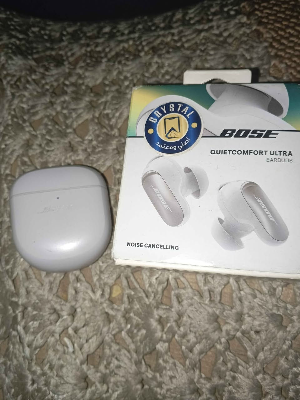 سلام عليكم سماعة نوع BOSE QC ULTRA سماعة نضيفة 
مواصفات خياليه .​✨ الميزات الأساسية:
​أقوى عزل ضوضاء (ANC): تمتلك تقنية العزل الأفضل عالمياً، تسوي عزل تام عن المحيط.
​صوت غامر (Immersive Audio): تقنية جديدة تجعل الصوت يبدو وكأنه قادم من مكبرات صوت خارجية وليس من داخل أذنك، مما يعطي تجربة سينمائية.
​تقنية CustomTune: السماعة تحلل شكل أذنك من الداخل وتضبط الصوت والعزل بشكل تلقائي ليناسبك أنت فقط.
​وضعية الإدراك (Aware Mode): تسمح لك بسماع الأصوات المحيطة بوضوح عالي دون الحاجة لرفع السماعة.🔋 البطارية والشحن:
عمر البطارية: تصل إلى 6 ساعات من الاستخدام المتواصل (أو 4 ساعات مع تفعيل الصوت الغامر).
علبة الشحن: توفر 3 شحنات إضافية كاملة (إجمالي 24 ساعة تقريباً).
الشحن السريع: شحن لمدة 20 دقيقة يعطيك ساعتين من الاستماع.🛠️ التصميم والراحة:
ثبات عالي: تأتي مع مجموعة "Stability Bands" وسدادات أذن بأحجام مختلفة لضمان عدم سقوطها أثناء الحركة.
مقاومة الماء: تصنيف IPX4 (مقاومة للتعرق ورذاذ المطر).
تحكم لمسي: تحكم كامل بالموسيقى، المكالمات، ومستوى الصوت عن طريق اللمس.

*********** بغداد, العراق
