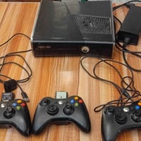 للبيع Xbox 360 جاهز للعب شغال و ممتاز يحتوي على 3 يدات تحكم: يد وحدة ح...