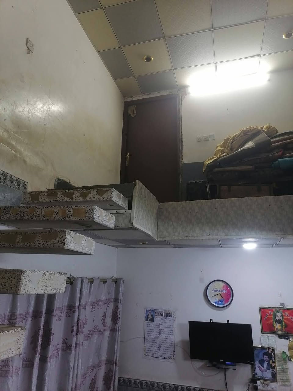 بيت ١٠٠ متر طابقين غرفتين قرب شارع علكم يبعد ١٠٠ متر غرفتين صاله مطبخ استقبال صحيات خارجيه داخلي بناء بلوك تشاريف طابوق تجعيب عكاده للبيع  البراكيه شارع علكم  اتصال *********** رقم صاحب الدار
