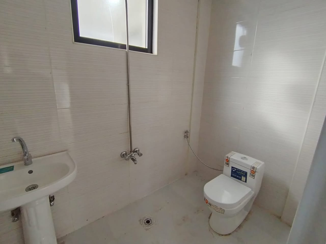 بيت ٢١٠ متر طابقين للايجار الطابق الأرضي استقبال مطبخ وصحيات حديقة الطابق الثاني ٣ غرف نوم وصحيات
يقع في مجمع رويال ستي طريق أربيل خلف مطعم عبدالله إيجارة ٢٥٠ الف نهايتة
للاستفسار 
***********
