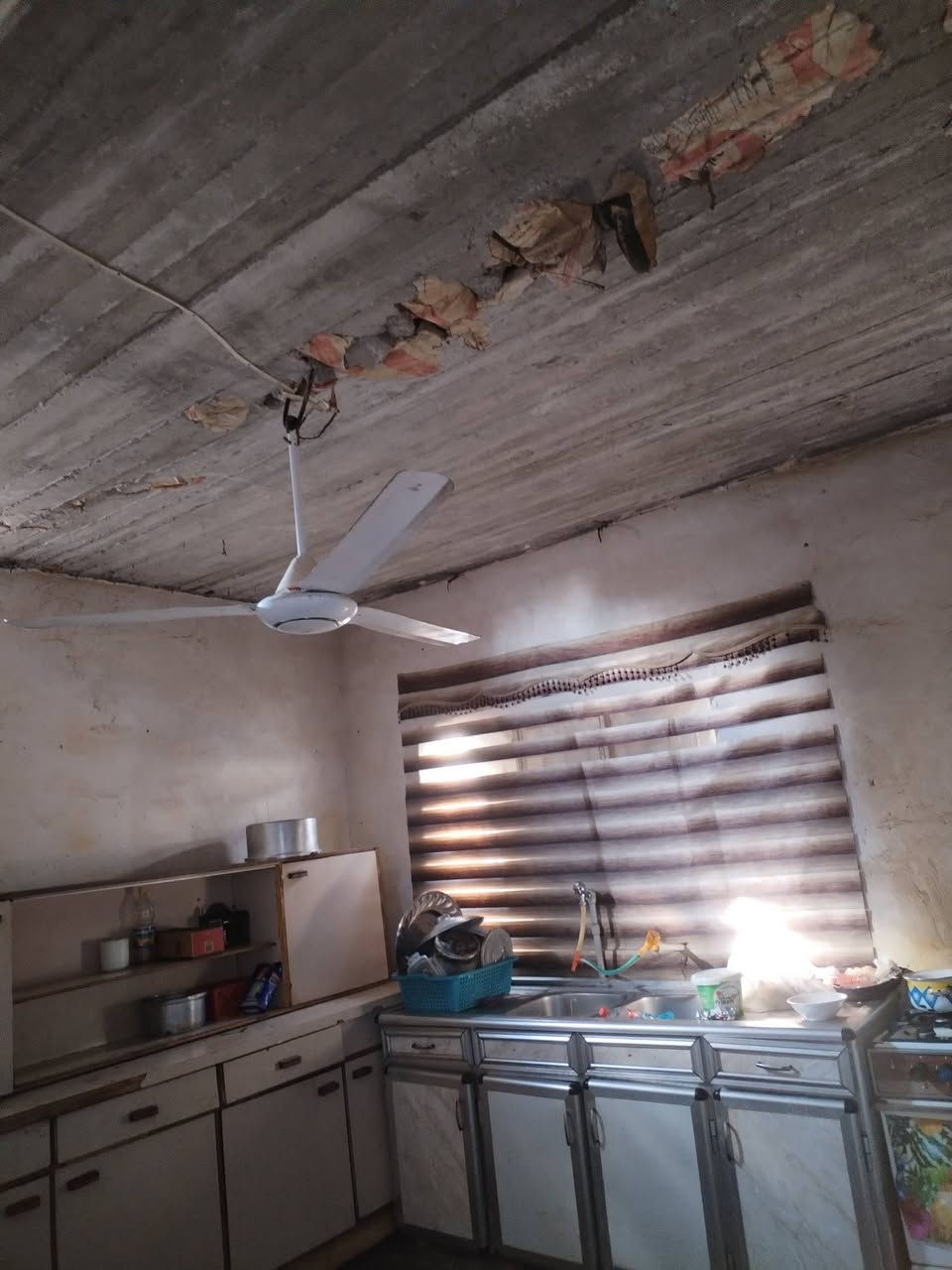 دار لبيع موقع حي العسكري وسنترالزوراء خلاف مستشفى الشفاء سعر 9 مليون وبي مجال مساحت الدار  200 متر مربع شراي اتصل ***********
